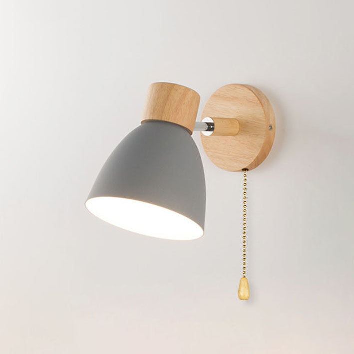 Farverig Væglampe i Jern og Træ – Justerbart Lysdesign