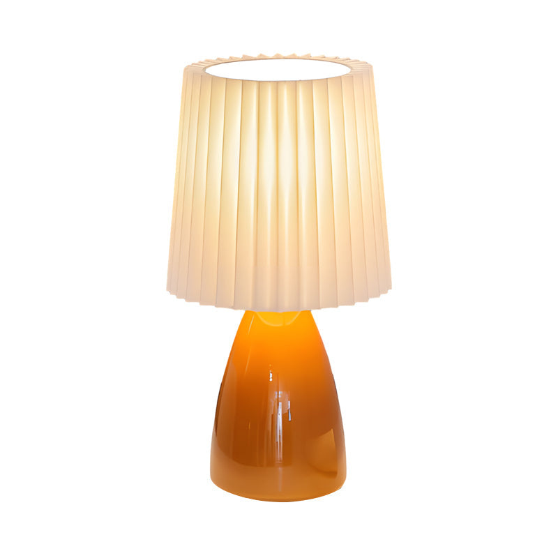 Elegant bordlampe med USB og justerbart lys i plissé stof