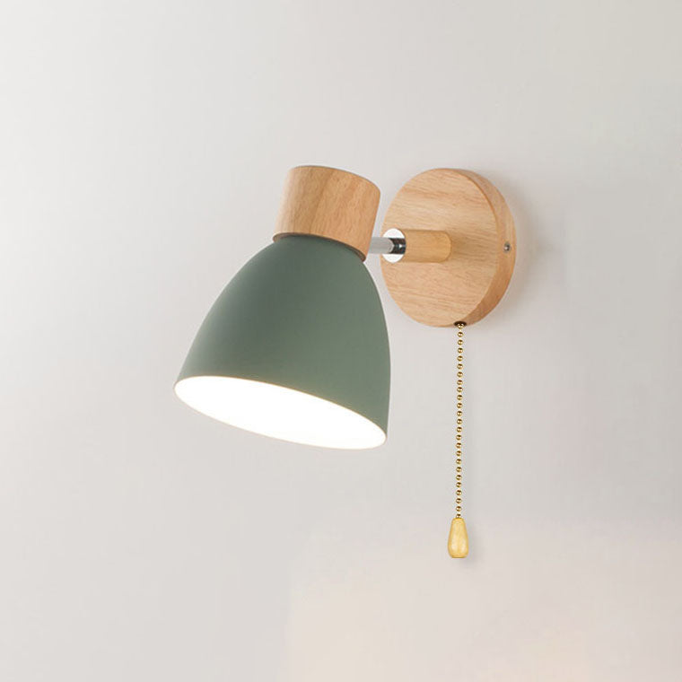 Farverig Væglampe i Jern og Træ – Justerbart Lysdesign