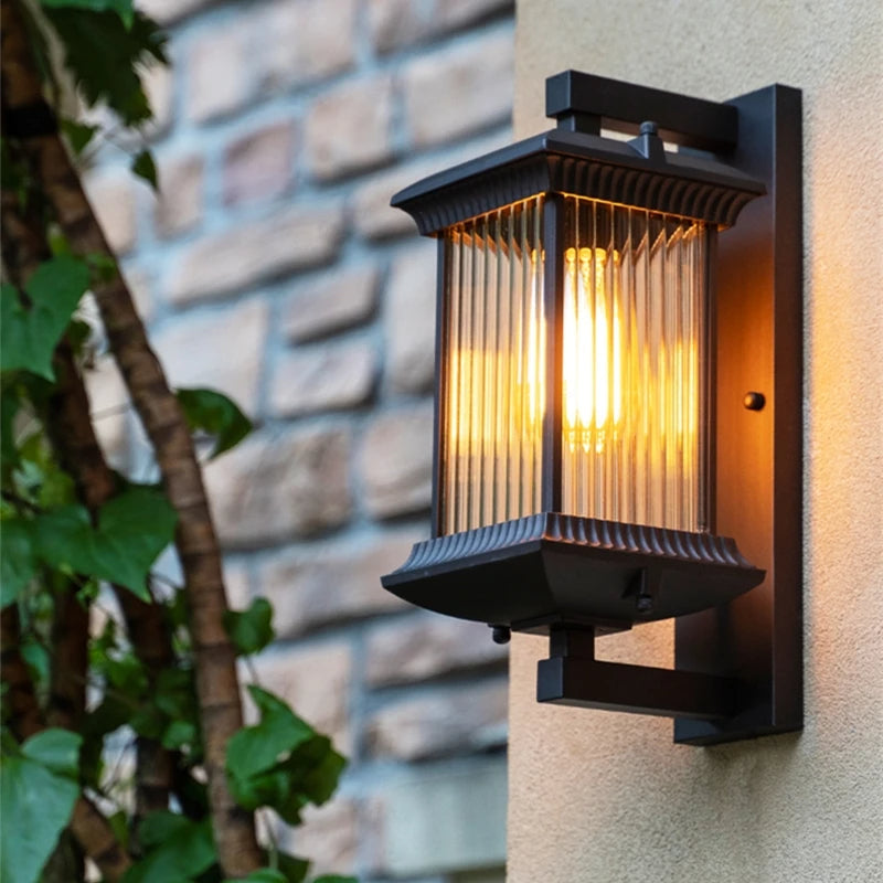 Elegant utomhusvägglampa i väderbeständig aluminium och glas