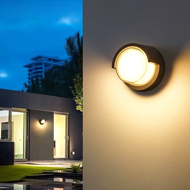 Modern LED-vägglampa för inom- och utomhusbruk med varmt ljus