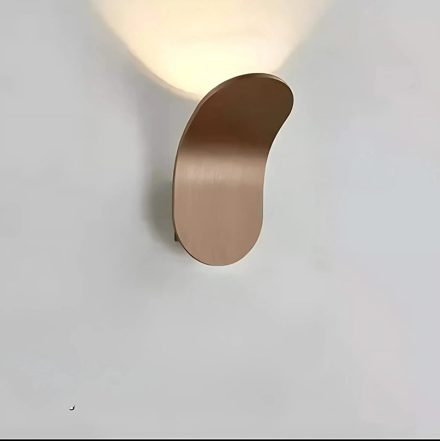 Stilfuld væglampe med integreret LED og moderne design