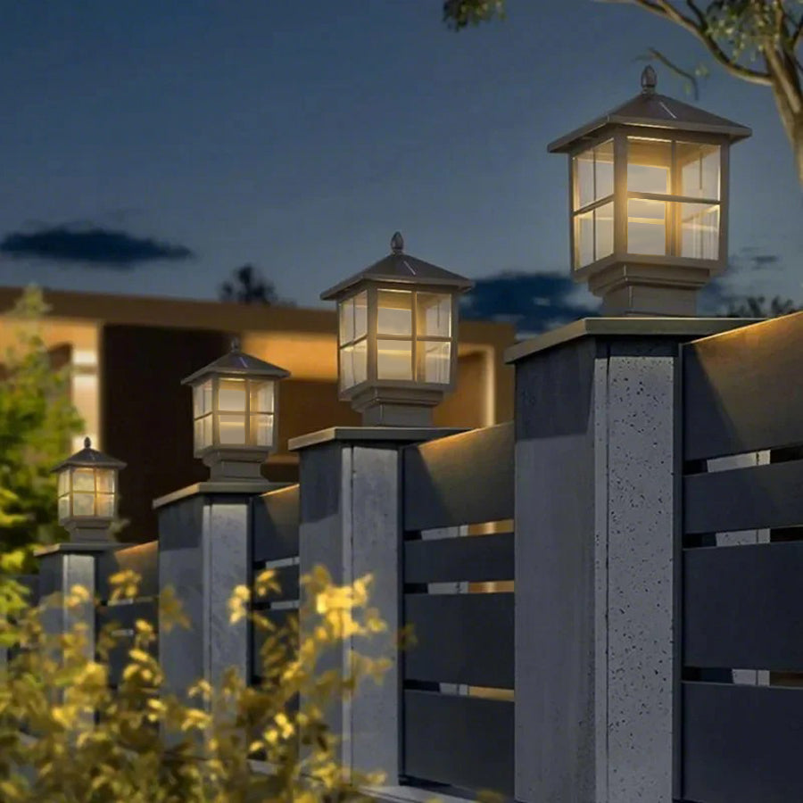 Elegant Solcelledrevet Udendørslampe i Sort Metal til Haven