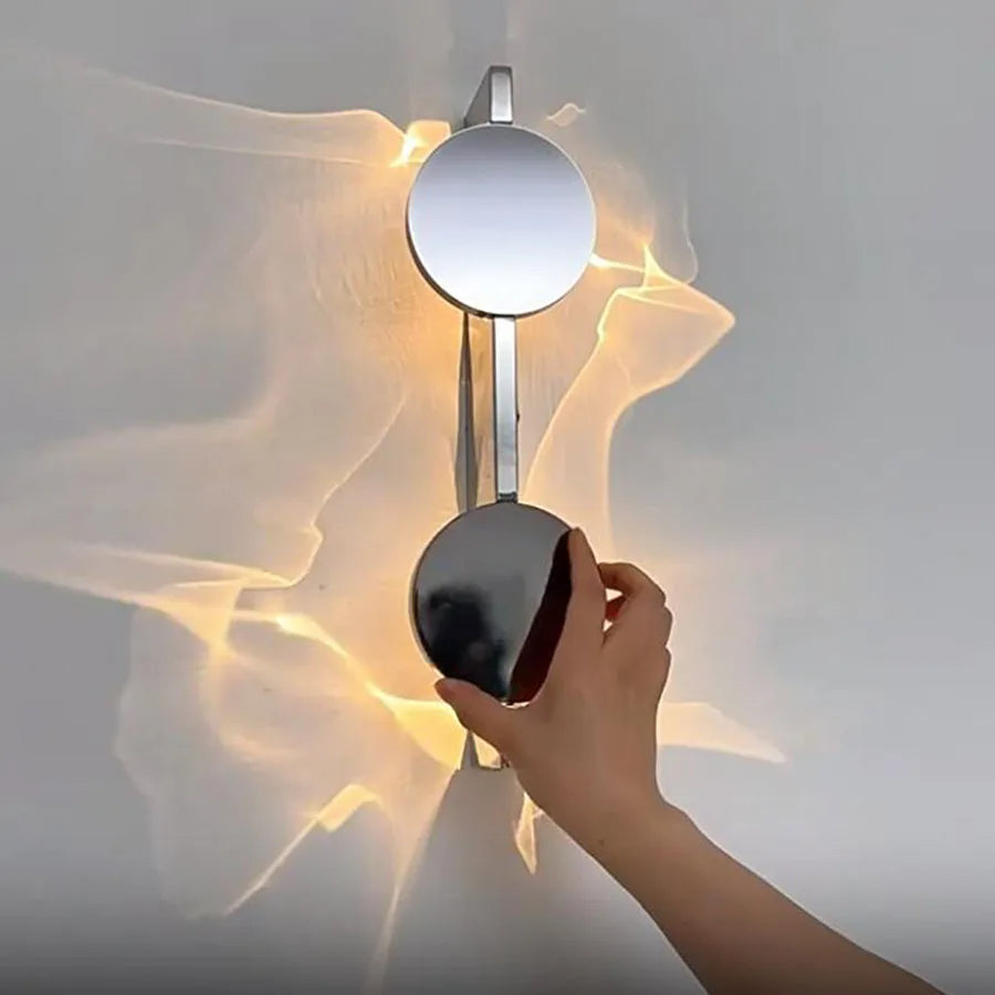 Elegant LED-vägglampa i krom – Skapar mysighet och stil