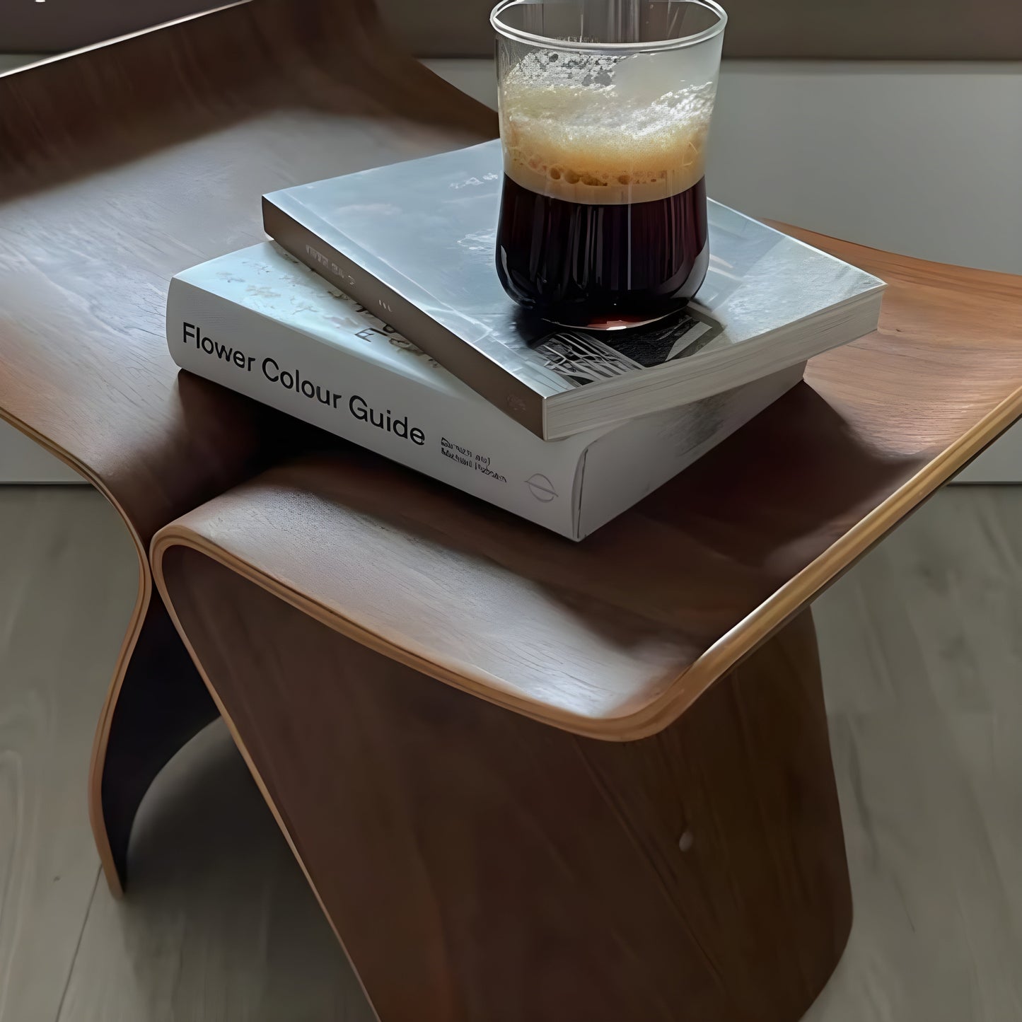 Elegant träbänk i massivt trä – minimalistisk och hållbar