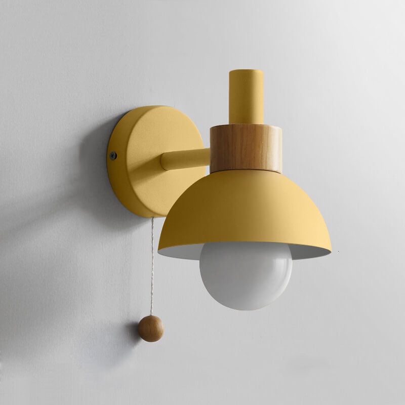 Farverig Væglampe i Moderne Design med Glaskuppel