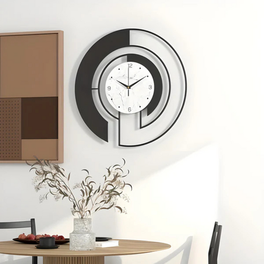 Stort svart modernt väggur – elegant design för ditt hem