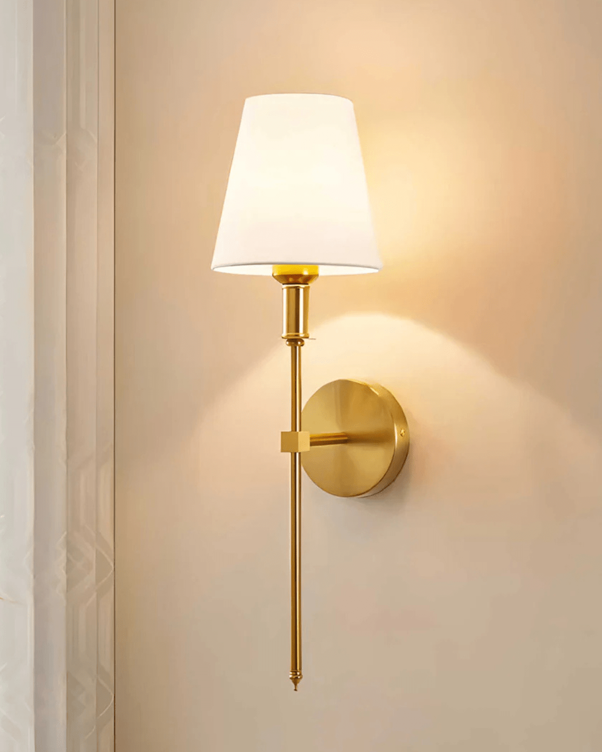 Elegant væglampe med justerbar lysstyrke og tidløst design