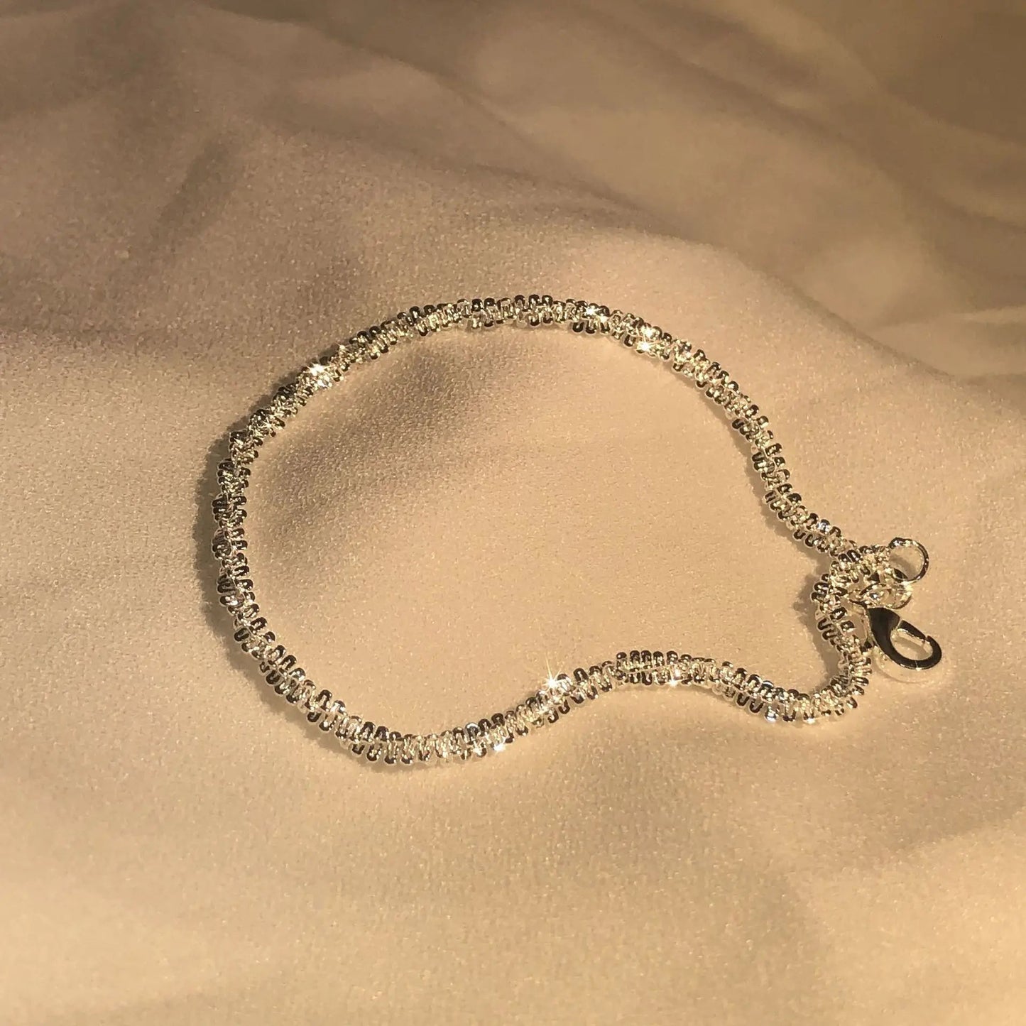 Elegant silverarmband med vatteninspirerad design, perfekt present