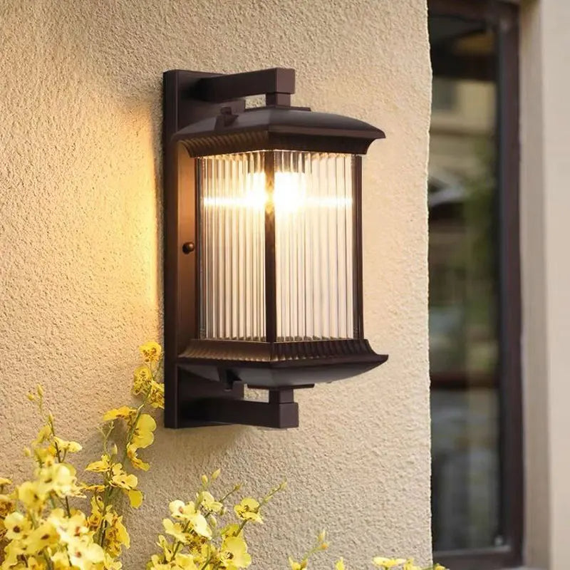Elegant utomhusvägglampa i väderbeständig aluminium och glas