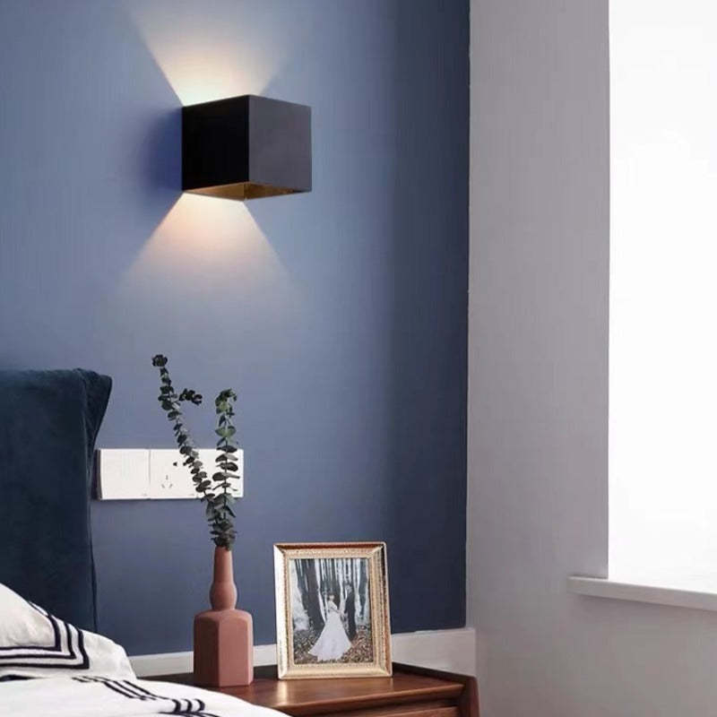 Elegant LED Væglampe i Aluminium – Vandtæt og Energisparende