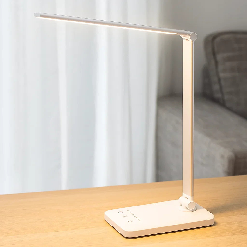 Justerbar LED Skrivebordslampe med USB & Øjenvenligt Lys
