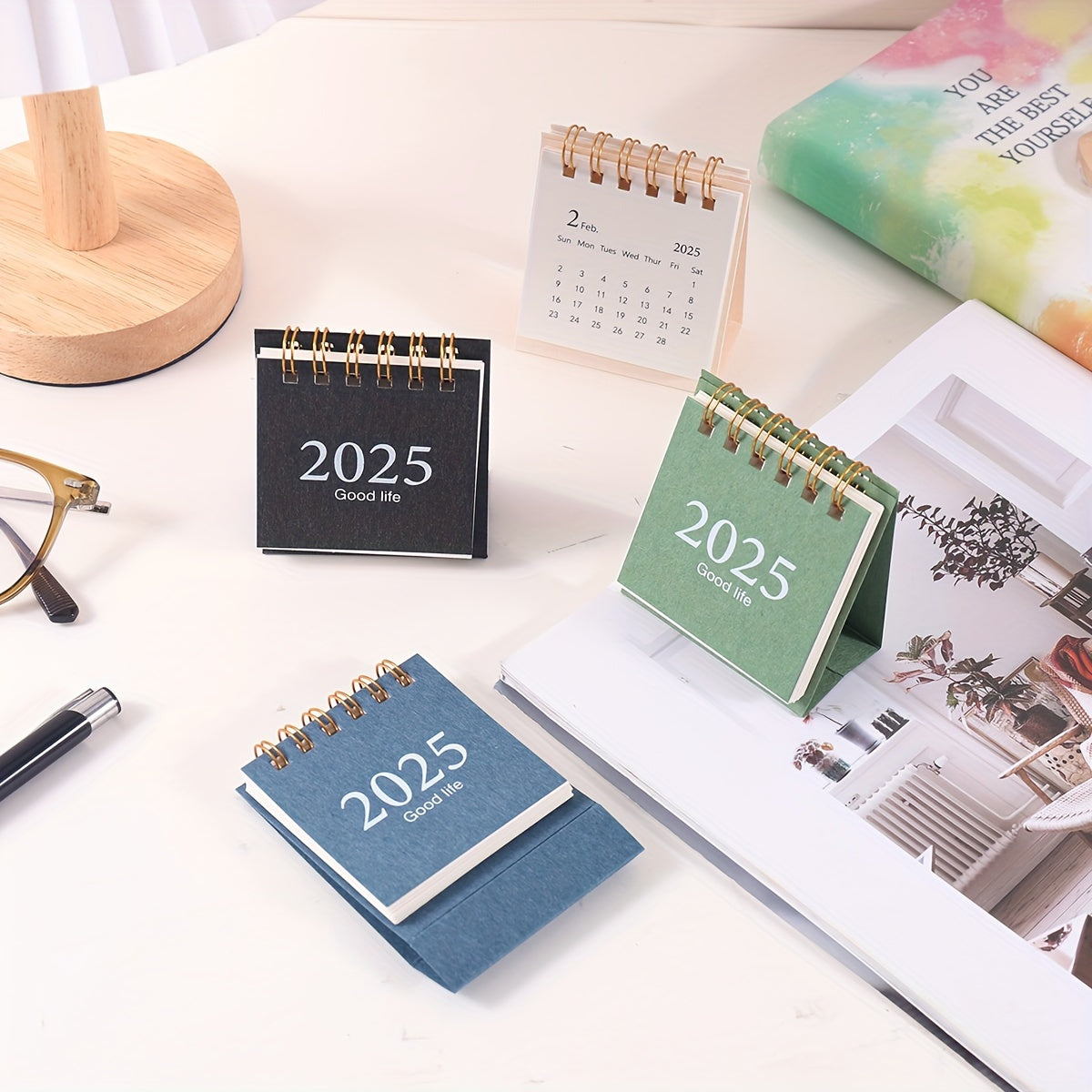 Elegant Skrivebordskalender med Spiralstativ – Perfekt Overblik
