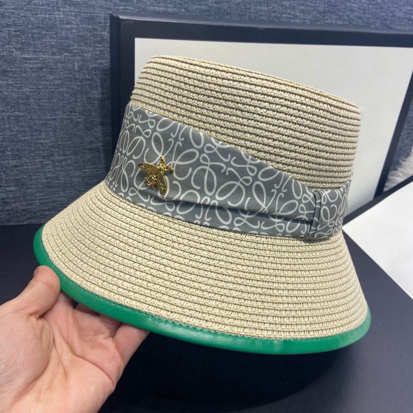 Elegant sommarhatt för kvinnor med rosettdetalj