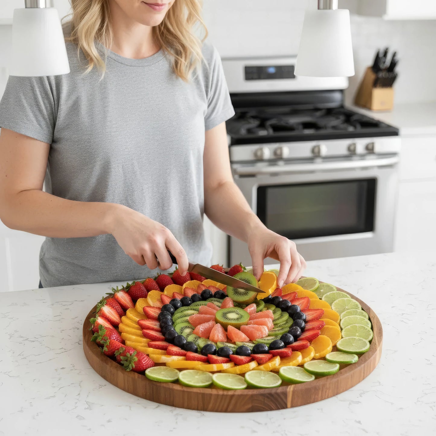 Runt serveringsfat i naturträ för stilfull servering