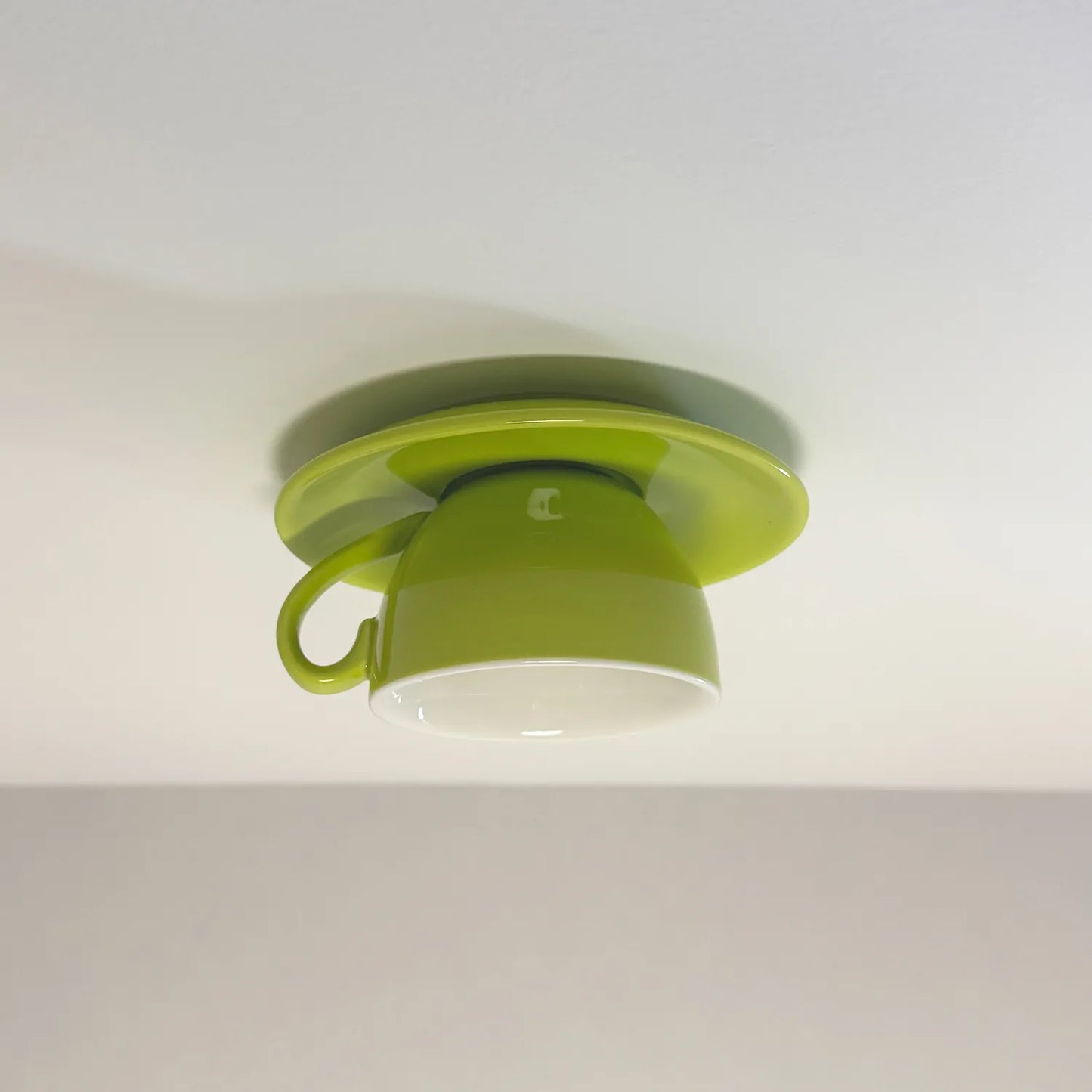 Moderne loftslampe i keramik med unik kopform til soveværelse