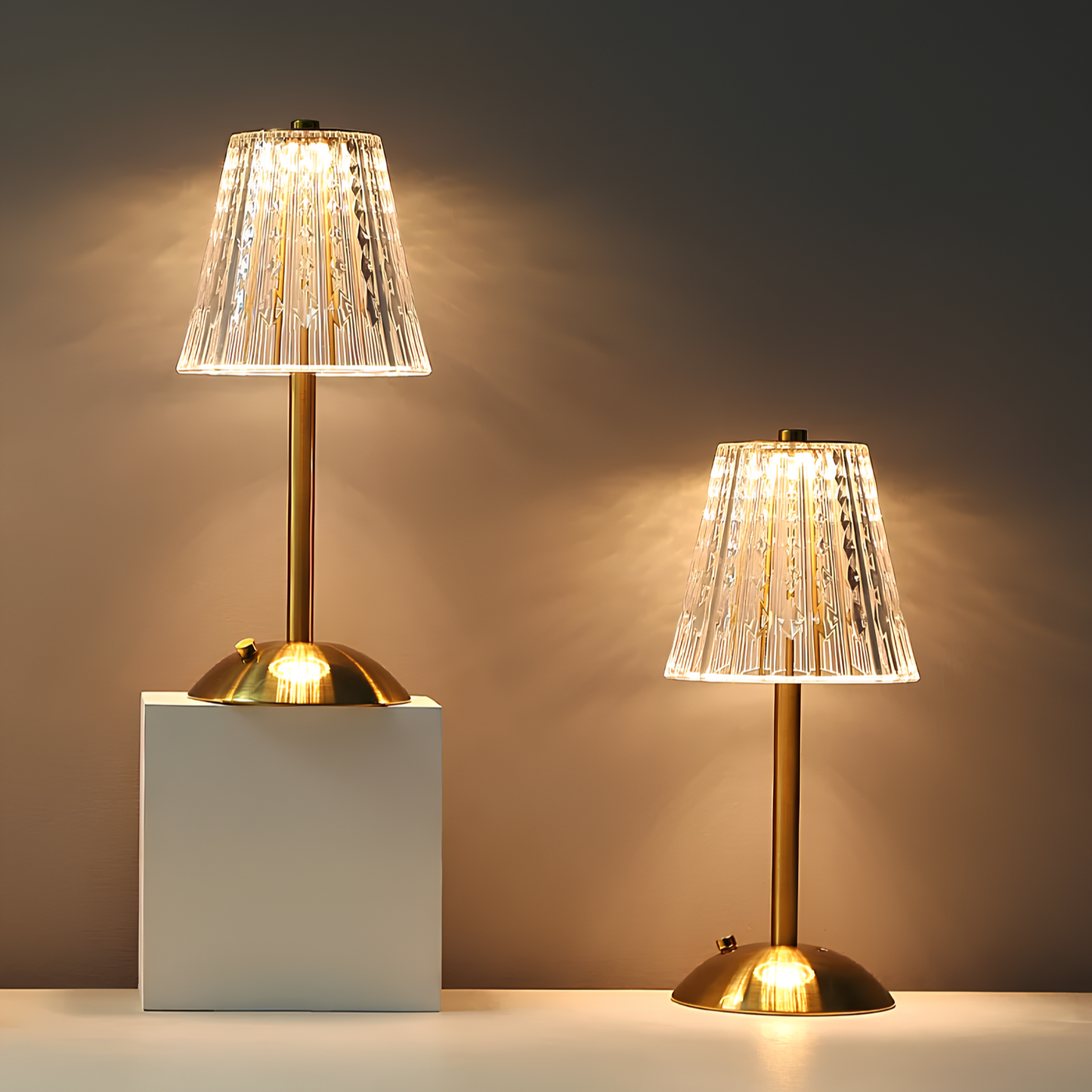 Guldfarvet krystal bordlampe