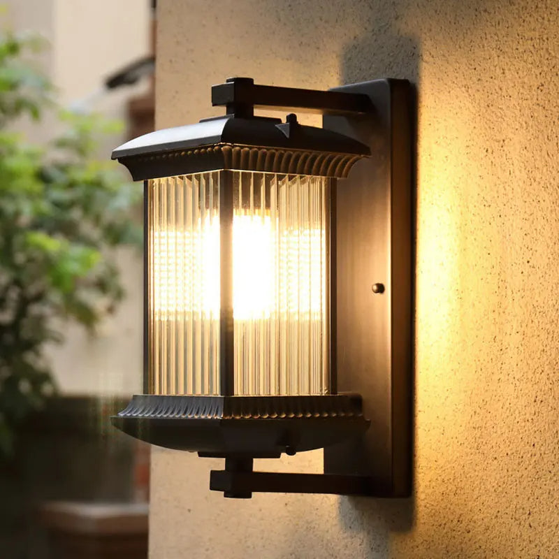 Elegant utomhusvägglampa i väderbeständig aluminium och glas