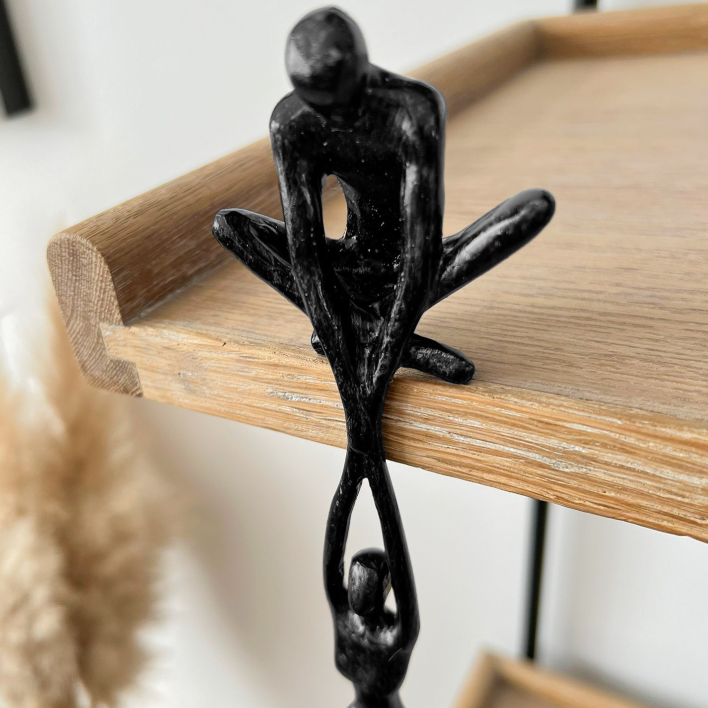Modern Par Skulptur till Hyllor – Stilren och Unik Dekoration
