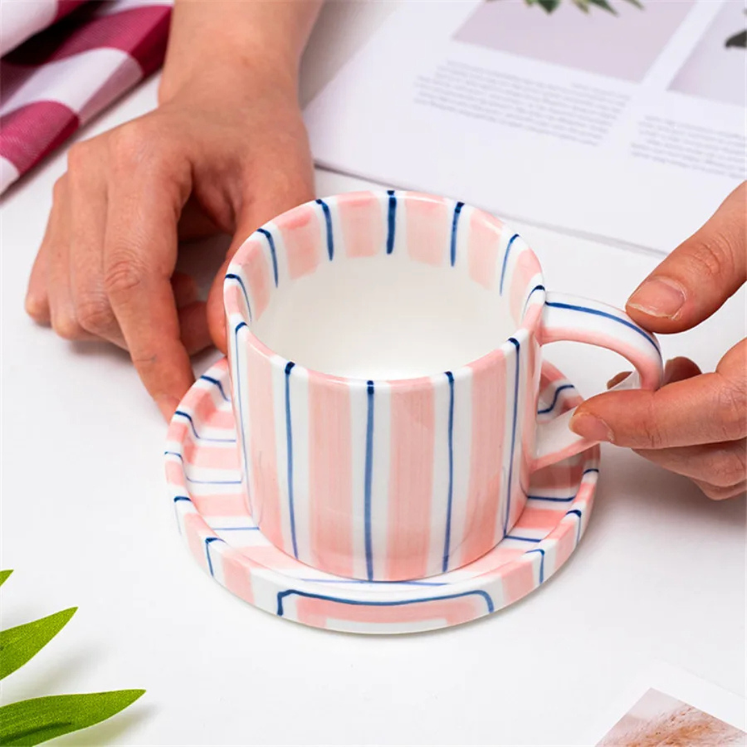 Elegant kaffeset i keramik | Handmålad mugg och tallrik för sofistikerade stunder