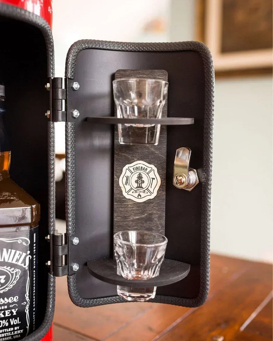 Minibar i industriell design med säkerhetslås för spritförvaring