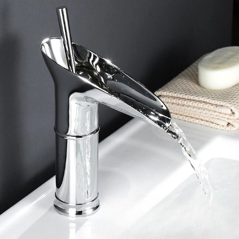 Vintage Vandhane i Messing – Tidløs Elegance til Hjemmet