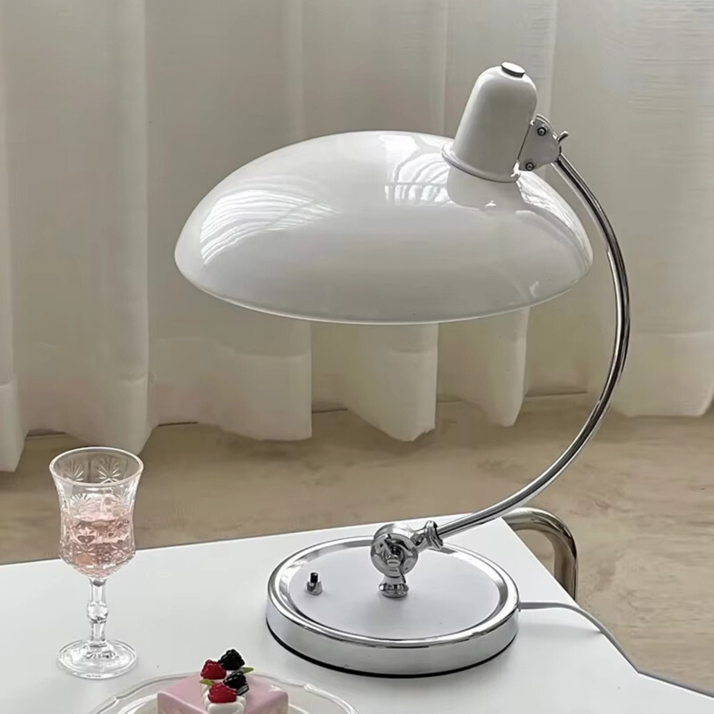 Elegant bordslampa i järn med skandinavisk design och funktionalitet