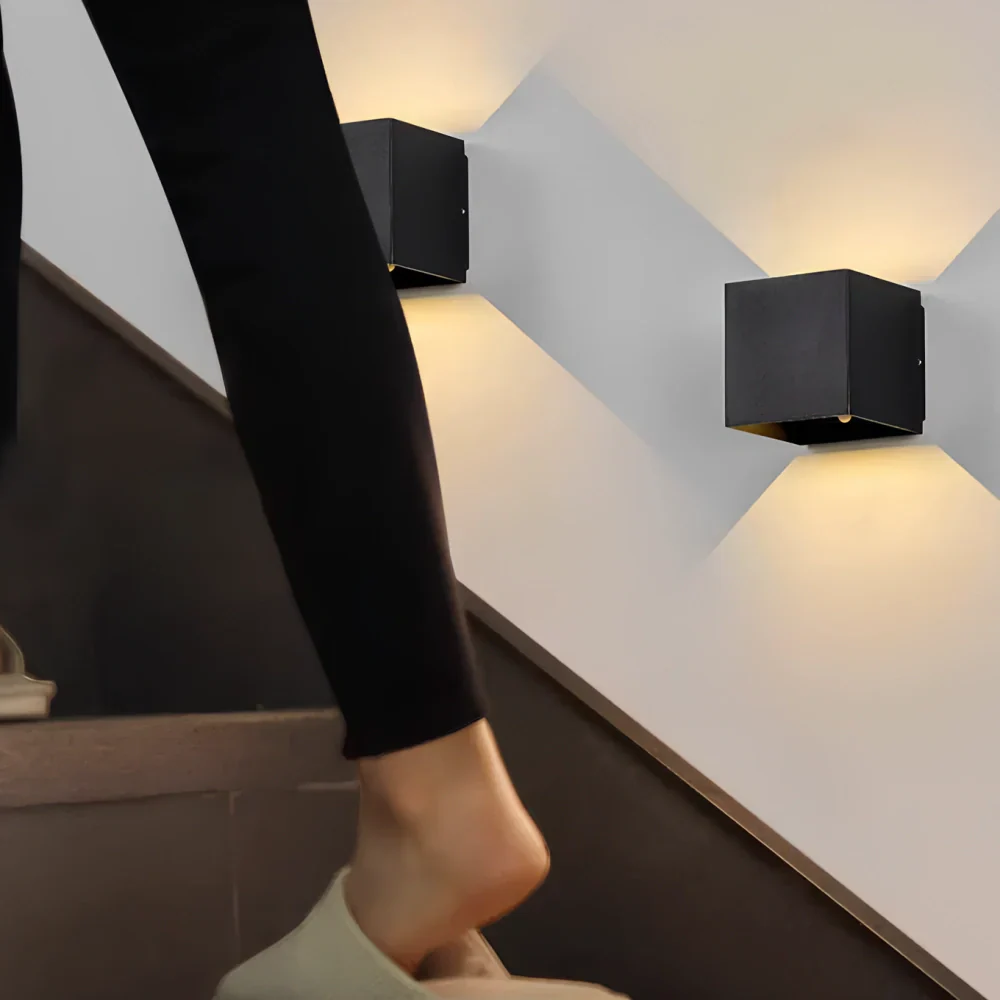 Justerbar LED Væglampe i Sort Aluminium til Indendørs & Udendørs