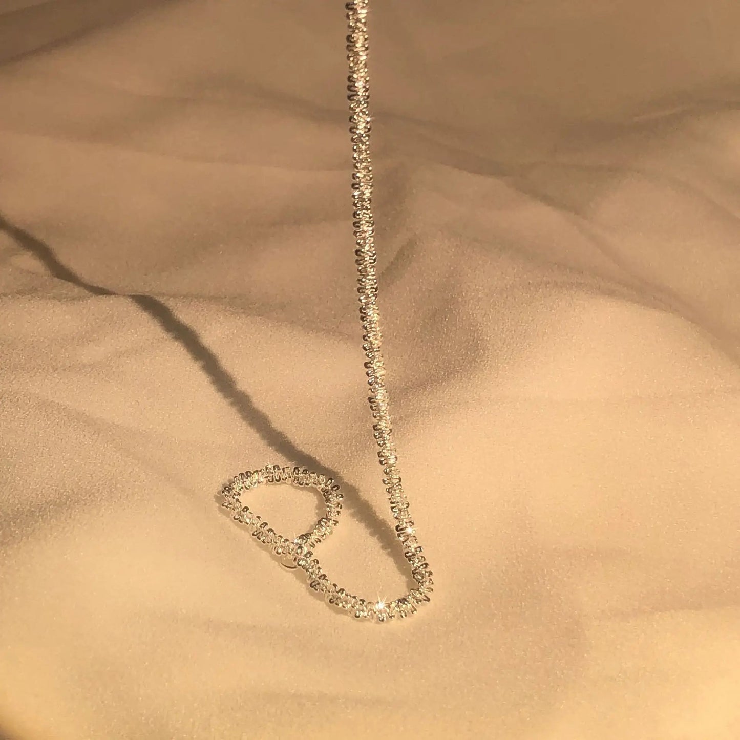 Elegant silverarmband med vatteninspirerad design, perfekt present