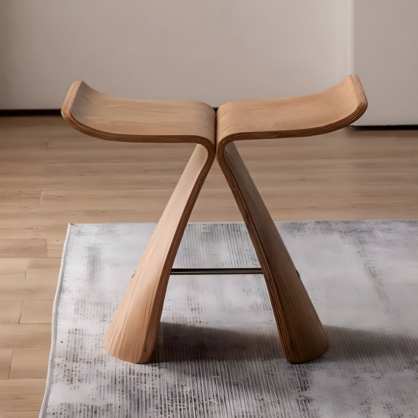 Elegant träbänk i massivt trä – minimalistisk och hållbar