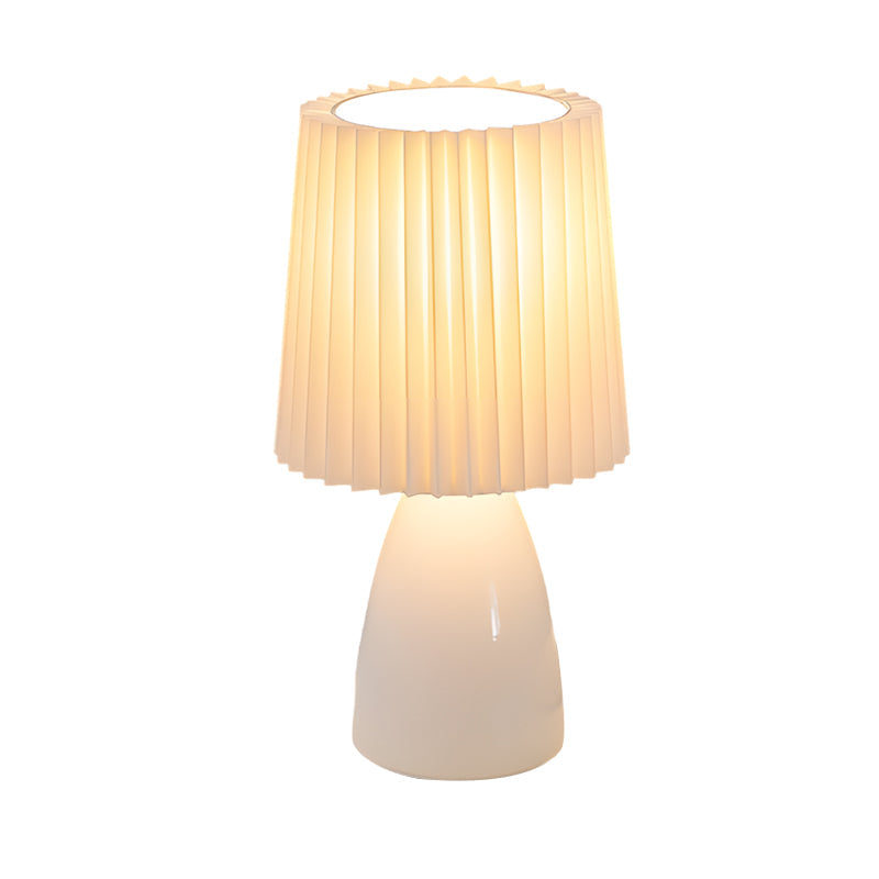 Elegant bordlampe med USB og justerbart lys i plissé stof