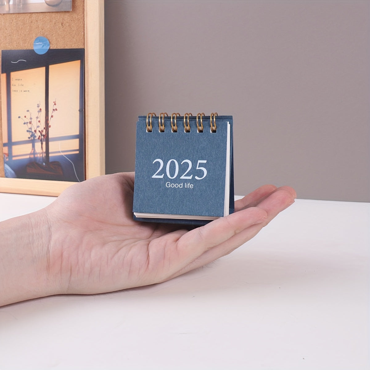 Elegant Skrivebordskalender med Spiralstativ – Perfekt Overblik