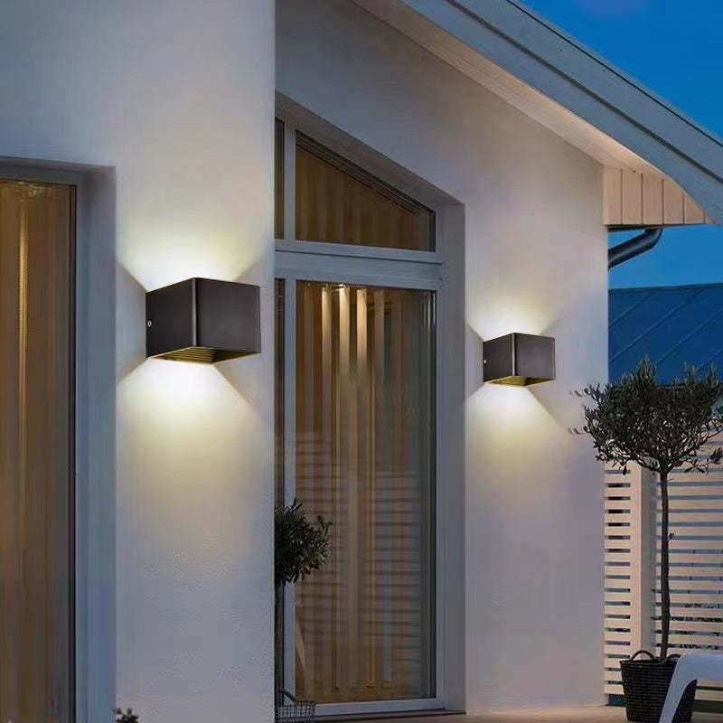 Elegant LED Væglampe i Aluminium – Vandtæt og Energisparende