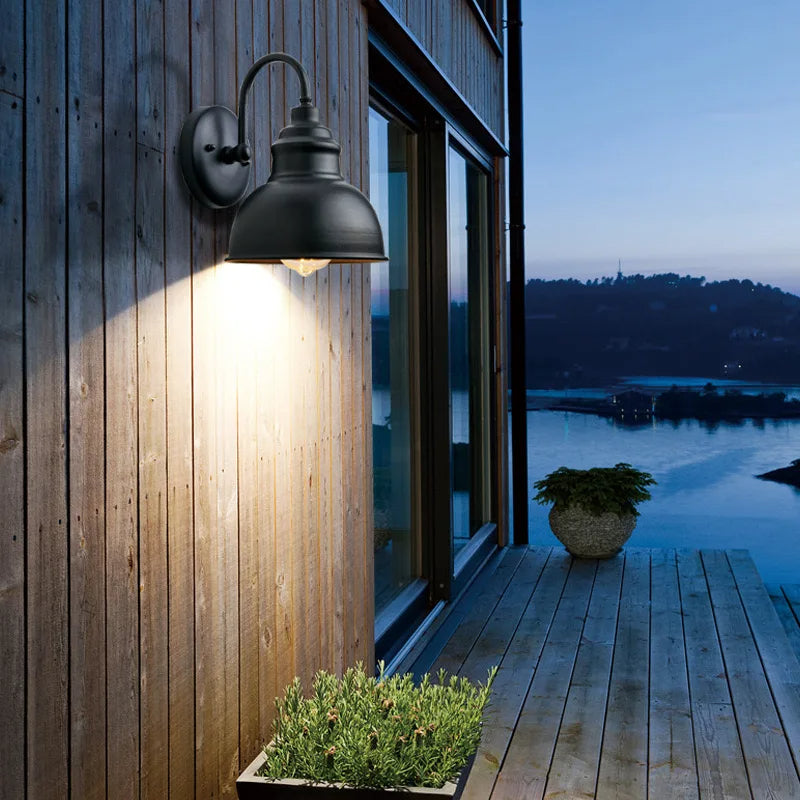 Rustik Vägglampa med Industriell Design – Perfekt för Utomhusbruk