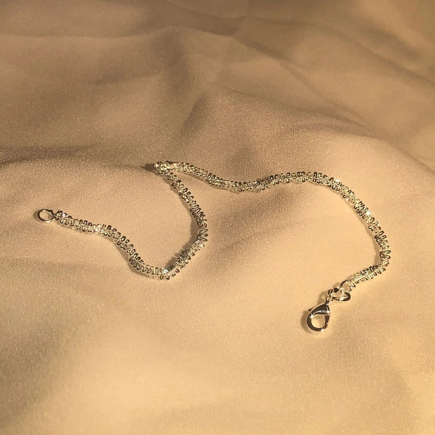 Elegant silverarmband med vatteninspirerad design, perfekt present