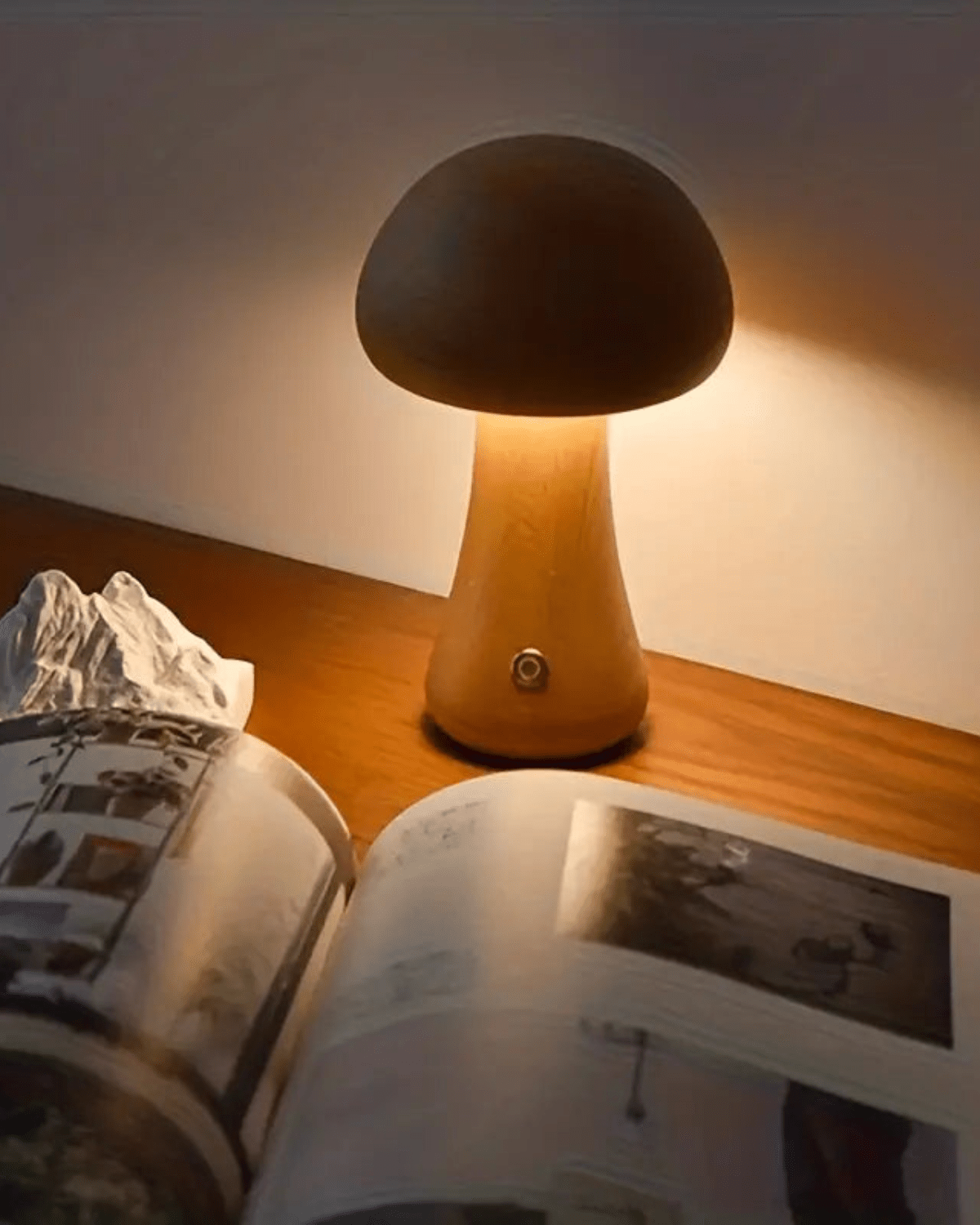 Bordslampa i Naturligt Trä – Hållbar och Stämningsfull Belysning