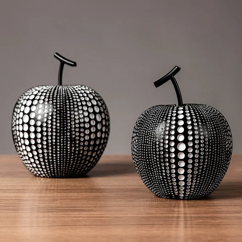 Elegant äppelskulptur med svartvita prickar – nordisk design