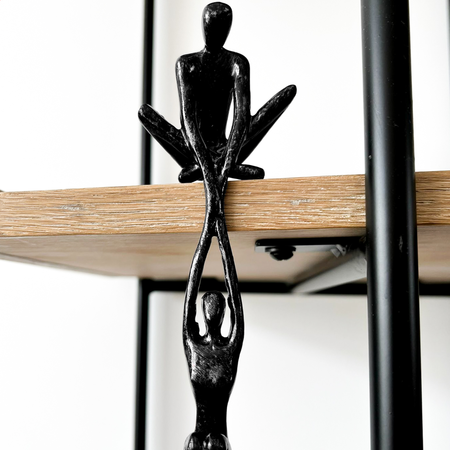 Modern Par Skulptur till Hyllor – Stilren och Unik Dekoration