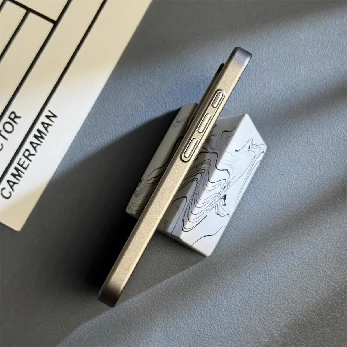 Slankt iPhone-etui med militærbeskyttelse til daglig brug