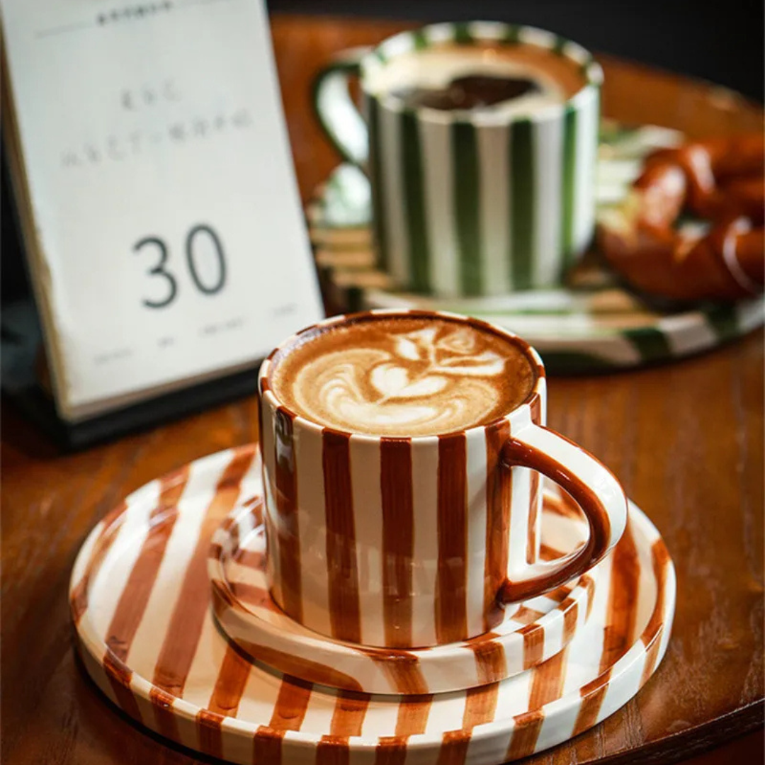 Elegant kaffeset i keramik | Handmålad mugg och tallrik för sofistikerade stunder