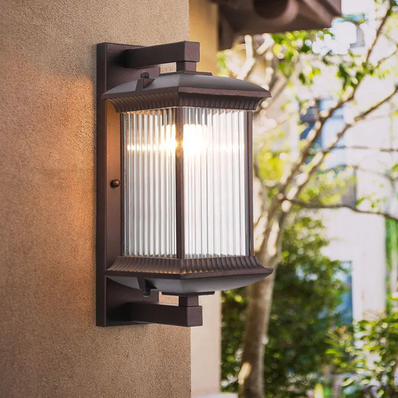 Elegant utomhusvägglampa i väderbeständig aluminium och glas