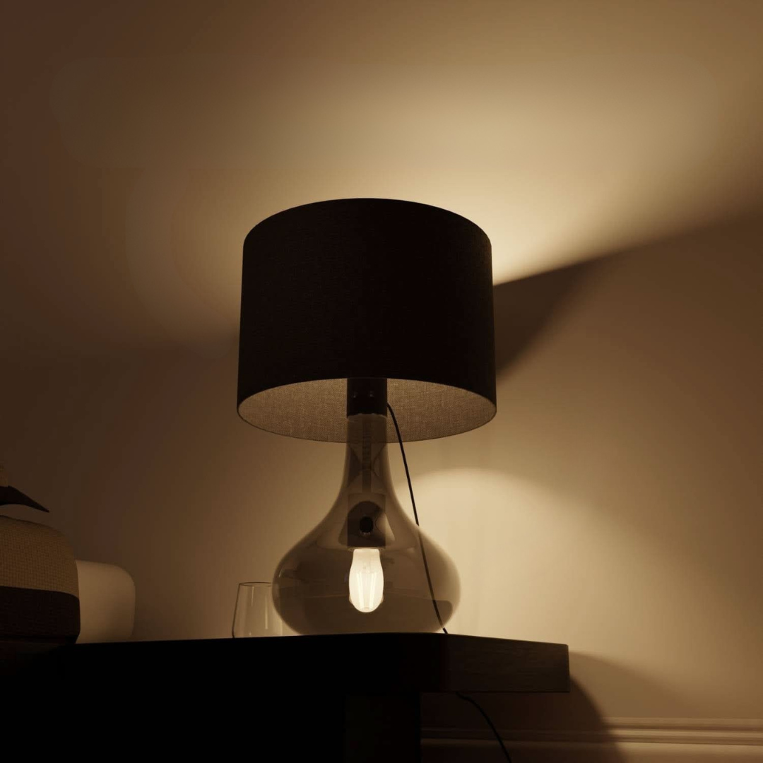 Moderne Natlampe med Dobbeltpære og Elegant Metaldesign
