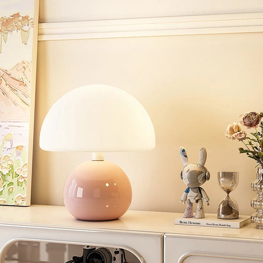Modern sängbordslampa i creme med justerbart LED-ljus