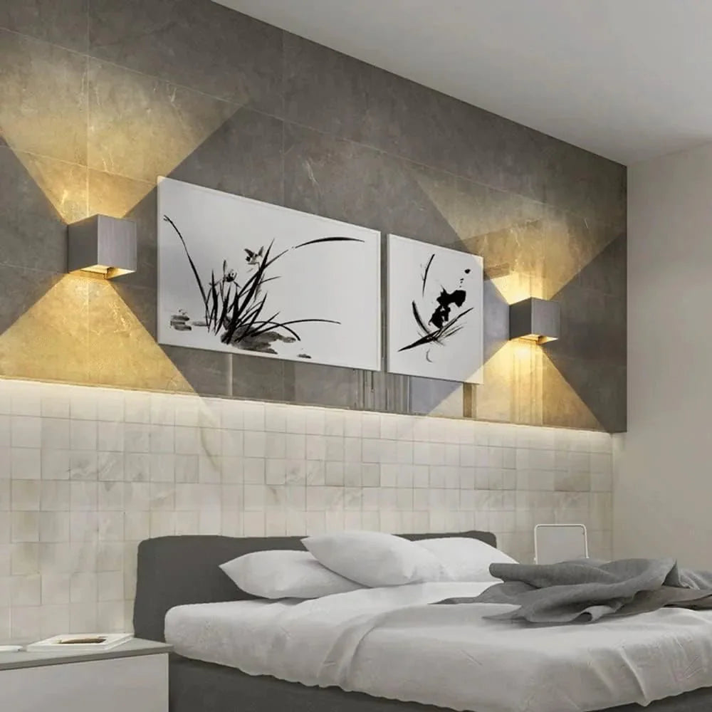 Elegant Vägglampa i Minimalistisk Design med Justerbar Belysning