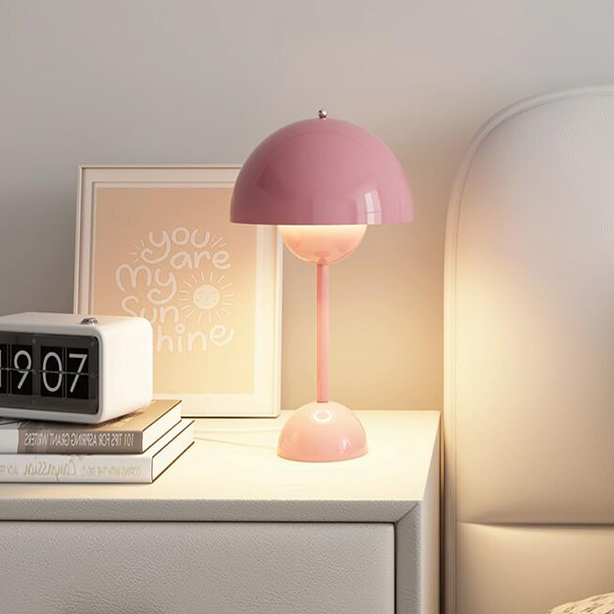 Elegant skandinavisk bordslampa med justerbart ljus