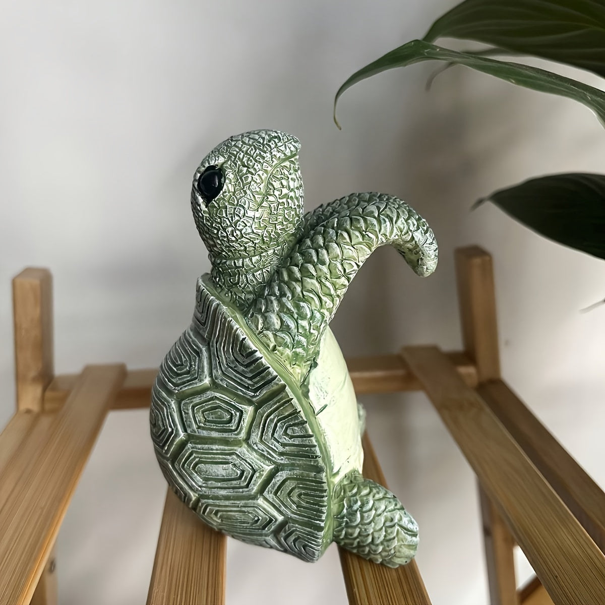 Sød hængeplante i skildpaddedesign – Perfekt til hjemmet og haven