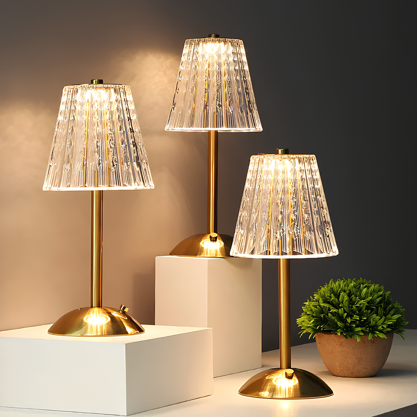 Guldfarvet krystal bordlampe