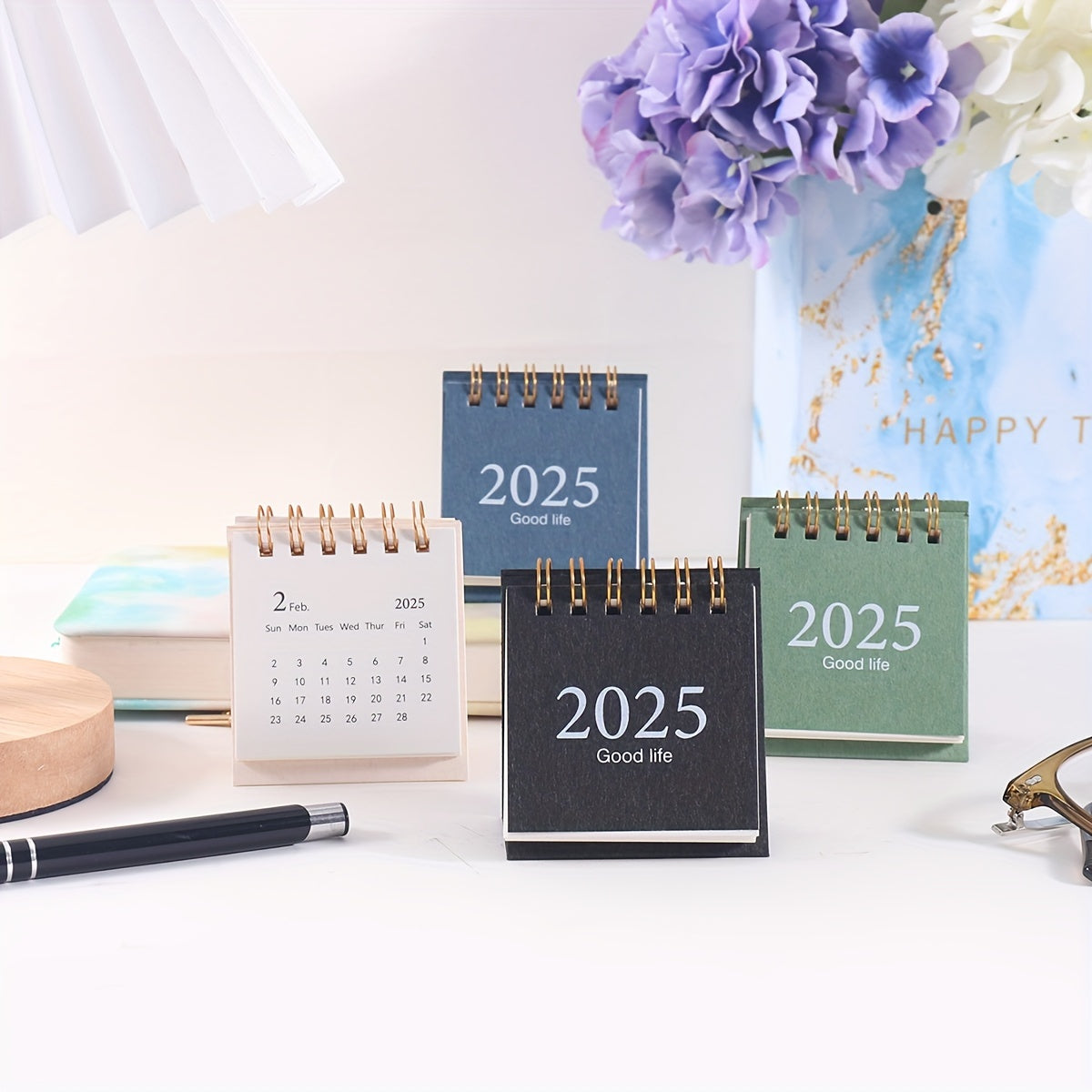 Elegant Skrivebordskalender med Spiralstativ – Perfekt Overblik