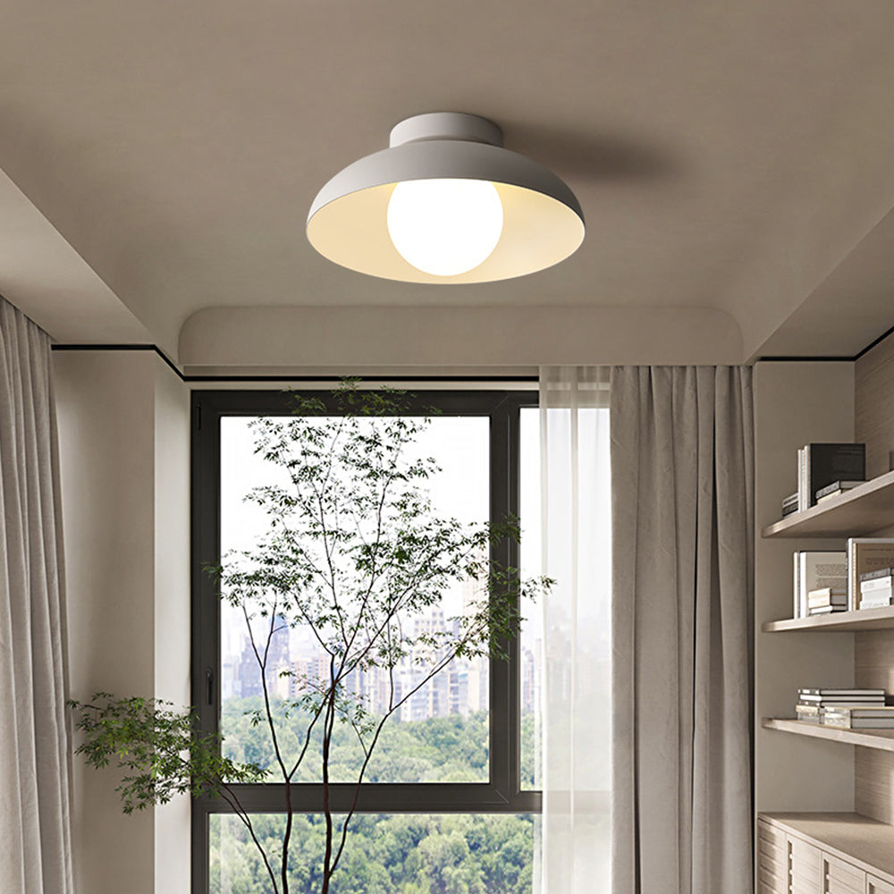Moderne loftlampe med hvid kuppel til stilfuld belysning