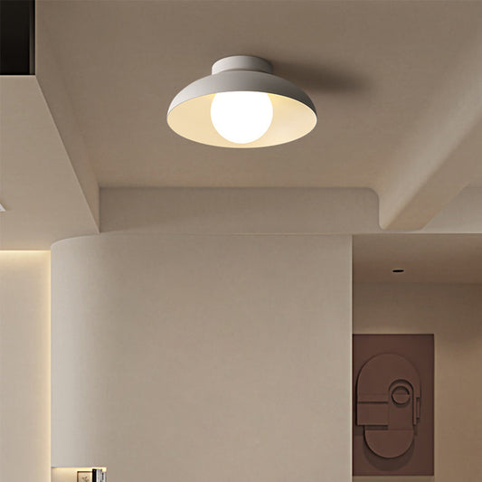 Moderne loftlampe med hvid kuppel til stilfuld belysning